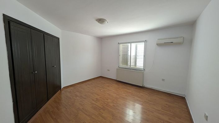 Image No.11-8 Bed Apartment for sale