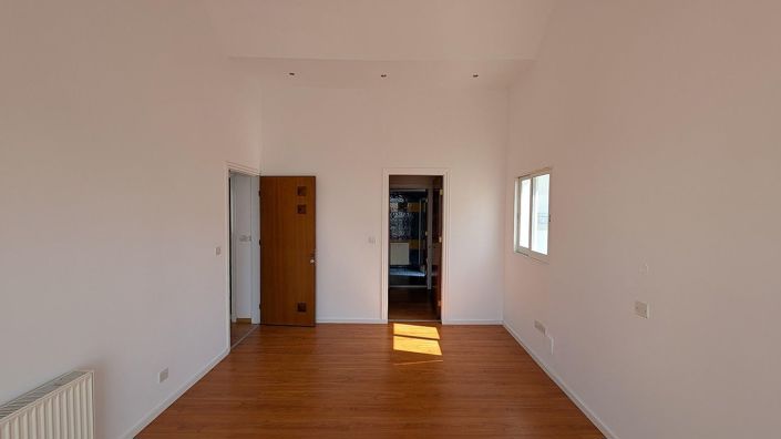 Image No.12-8 Bed Apartment for sale