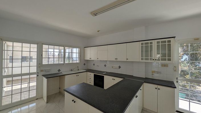 Image No.22-8 Bed Apartment for sale