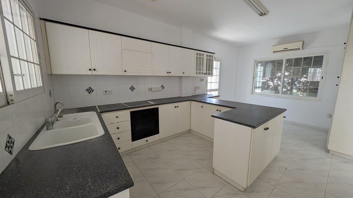 Image No.23-8 Bed Apartment for sale