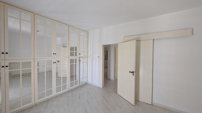 Image No.33-8 Bed Apartment for sale