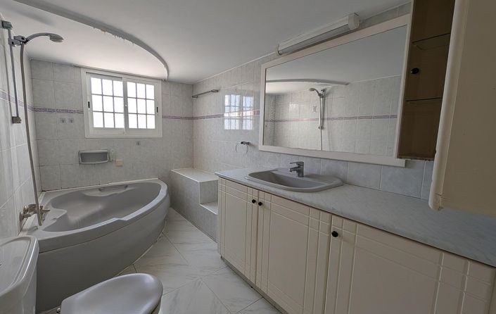 Image No.36-8 Bed Apartment for sale