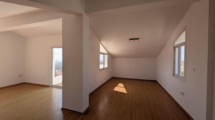 Image No.8-8 Bed Apartment for sale