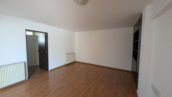 Image No.9-8 Bed Apartment for sale