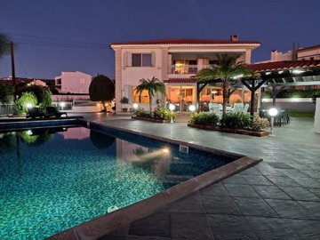 6 Bed Villa for sale