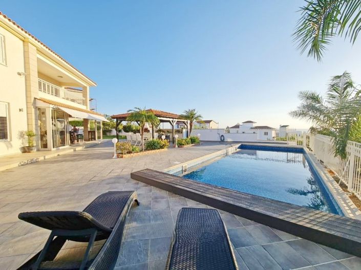 Image No.2-6 Bed Villa for sale