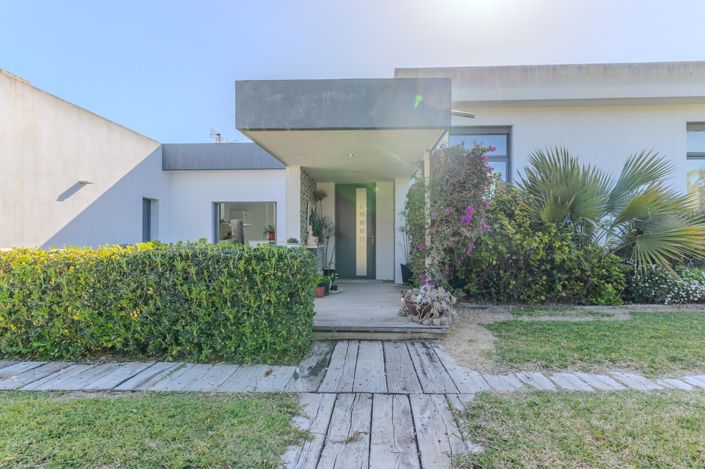 Image No.10-4 Bed Villa for sale