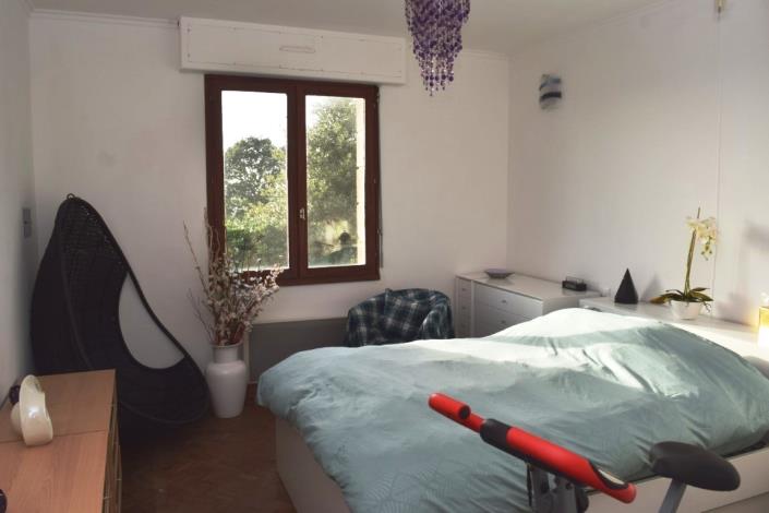 Image No.8-5 Bed House for sale