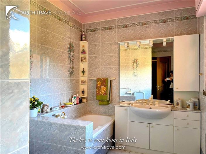 Image No.12-2 Bed House for sale