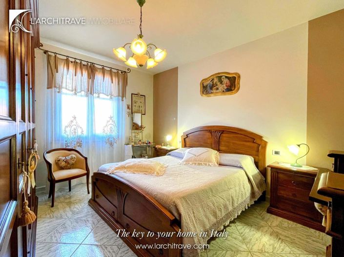 Image No.10-2 Bed House for sale