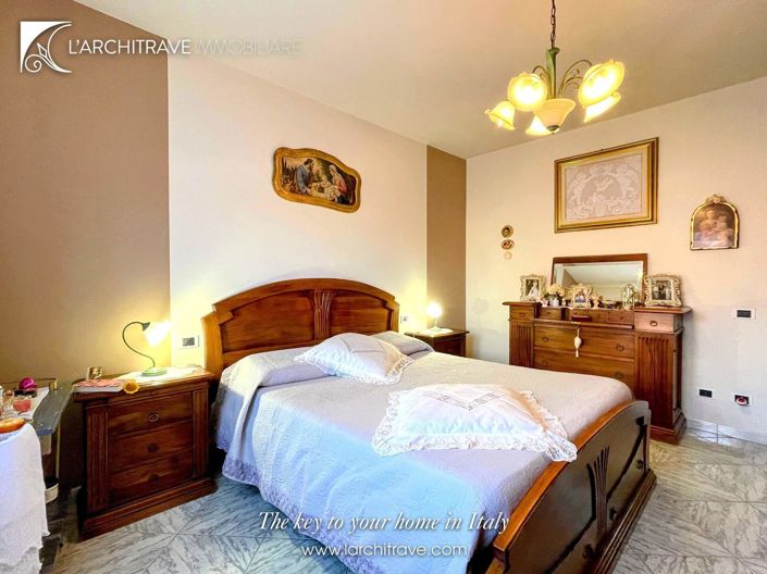 Image No.15-2 Bed House for sale