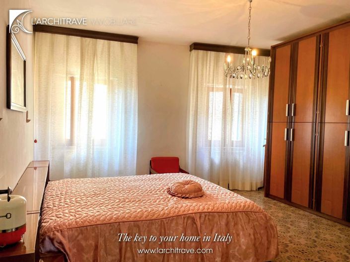 Image No.15-3 Bed House for sale