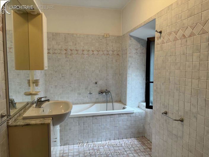 Image No.12-4 Bed House for sale