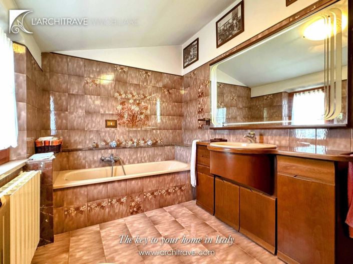 Image No.15-2 Bed House for sale