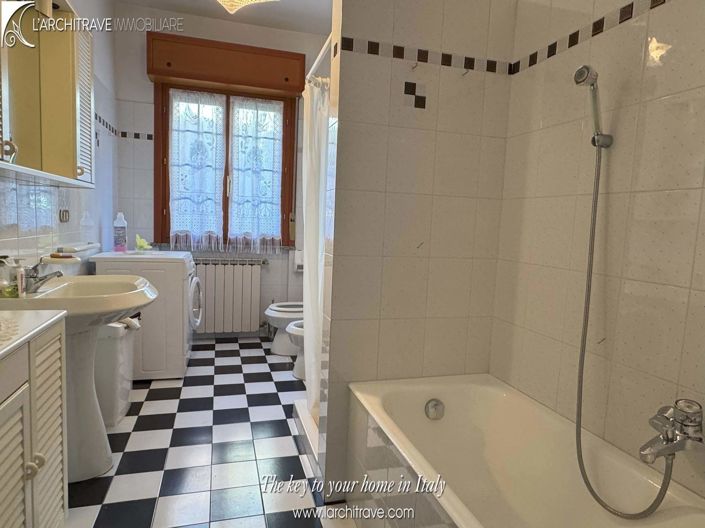 Image No.11-3 Bed House for sale