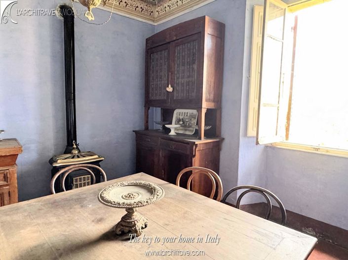 Image No.8-8 Bed House for sale