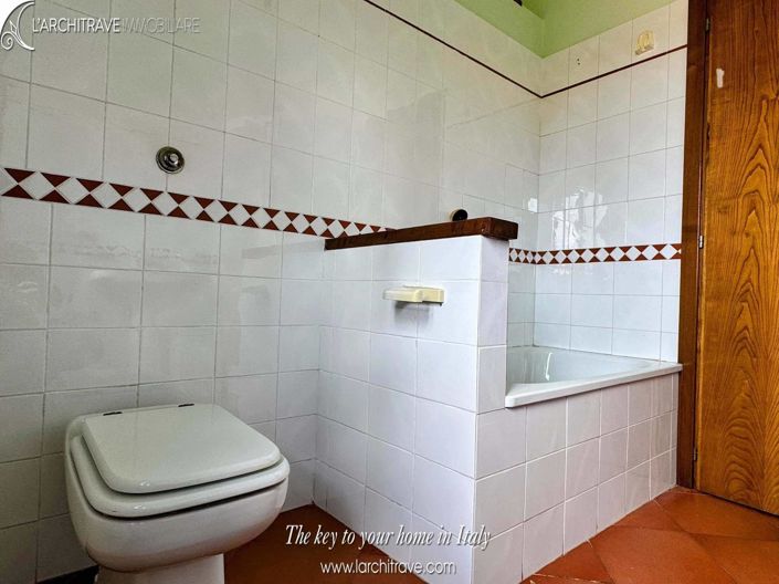 Image No.8-2 Bed House for sale