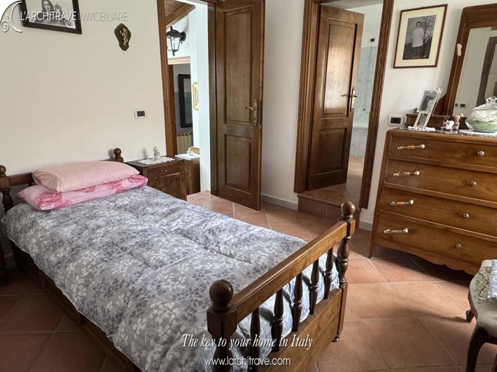 Image No.11-2 Bed House for sale