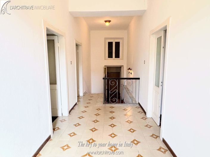 Image No.10-5 Bed House for sale