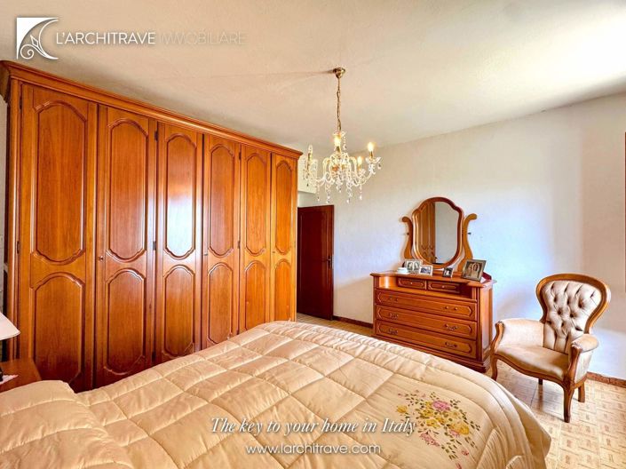 Image No.18-3 Bed House for sale