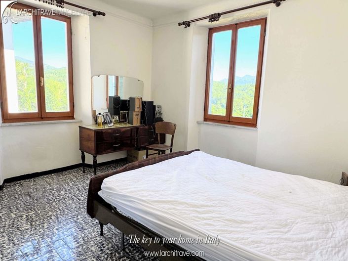 Image No.8-4 Bed House for sale