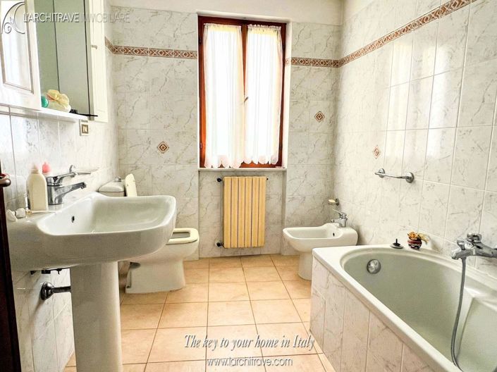 Image No.6-5 Bed House for sale