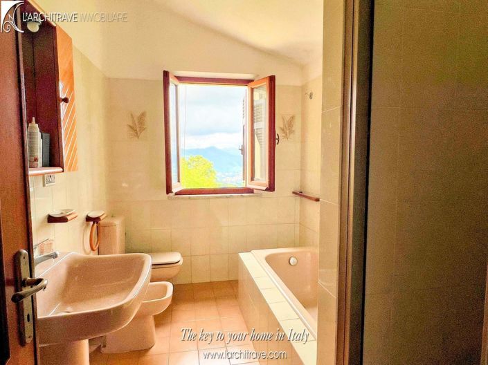 Image No.8-5 Bed House for sale