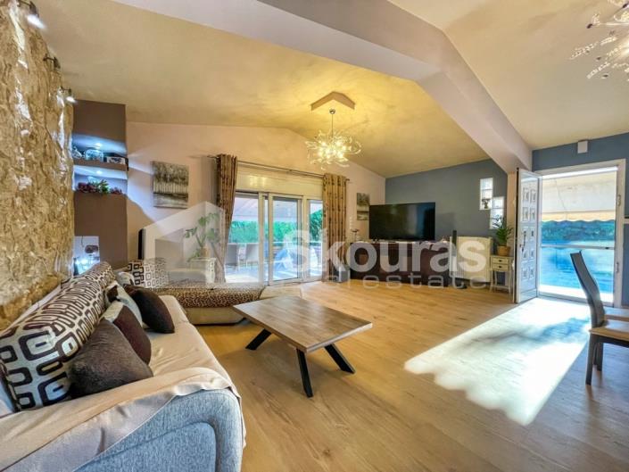 Image No.8-5 Bed House for sale