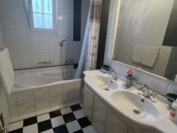 Image No.10-6 Bed House for sale