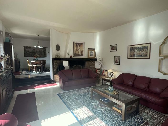 Image No.5-6 Bed House for sale