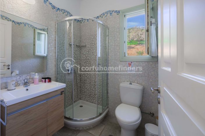 Image No.17-6 Bed House for sale