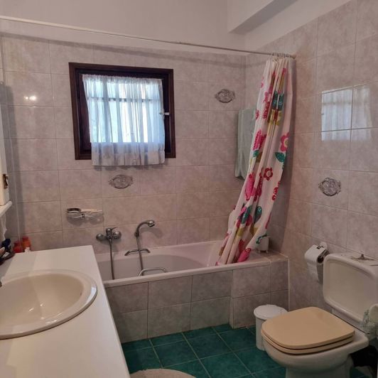 Image No.5-6 Bed House for sale