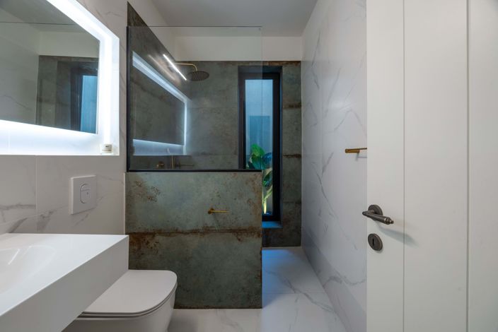 Image No.42-5 Bed House for sale