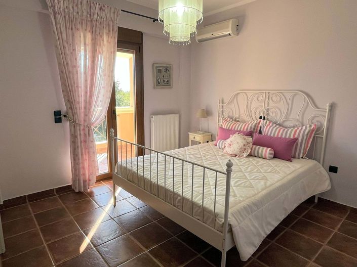 Image No.11-5 Bed House for sale