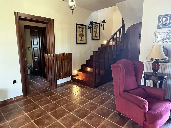 Image No.8-5 Bed House for sale