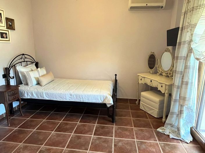 Image No.9-5 Bed House for sale