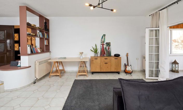 Image No.8-6 Bed House for sale