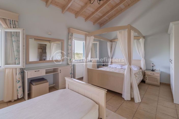 Image No.11-6 Bed House for sale