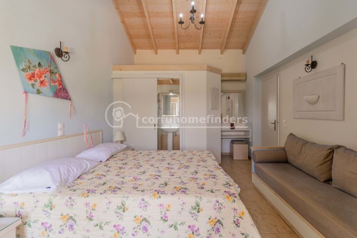 Image No.16-6 Bed House for sale