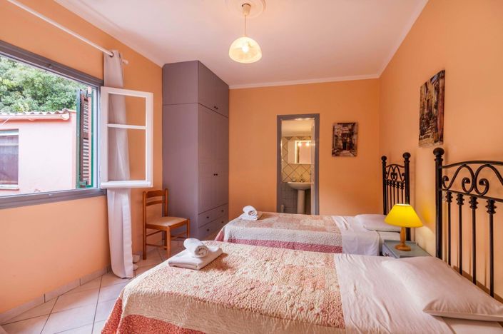 Image No.8-4 Bed House for sale