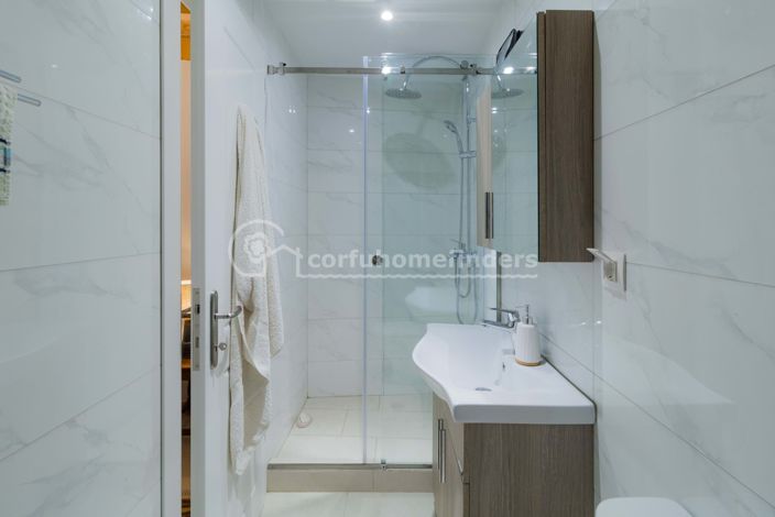 Image No.18-3 Bed House for sale