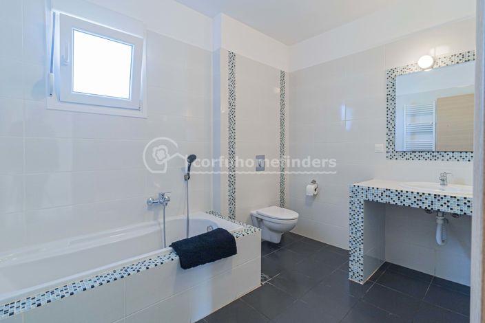 Image No.21-4 Bed House for sale