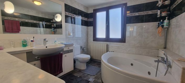 Image No.12-3 Bed House for sale