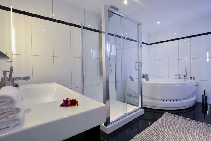 Image No.25-10 Bed House for sale