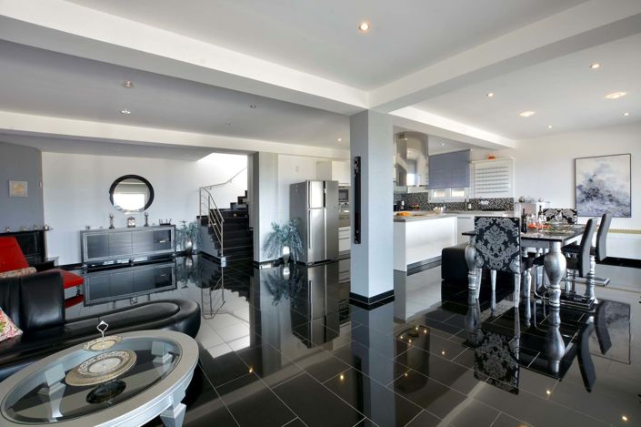 Image No.28-10 Bed House for sale