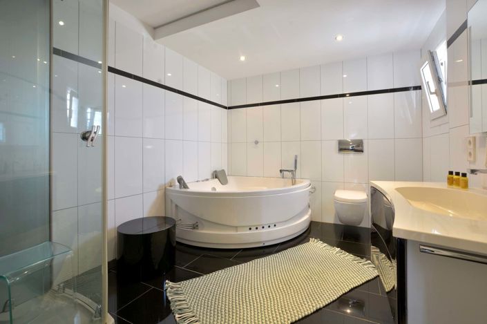 Image No.38-10 Bed House for sale