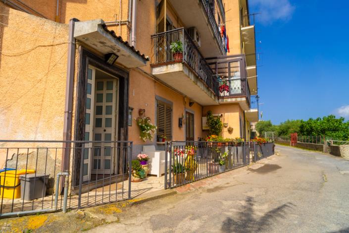 Image No.2-2 Bed Townhouse for sale