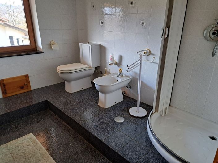 Image No.17-6 Bed House for sale