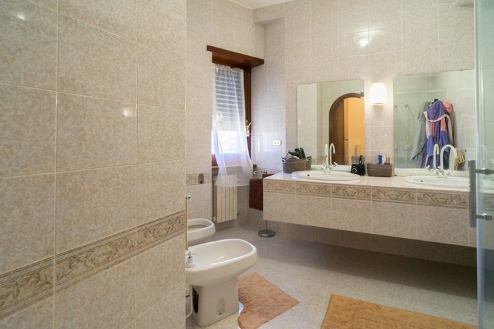 Image No.12-6 Bed Villa for sale