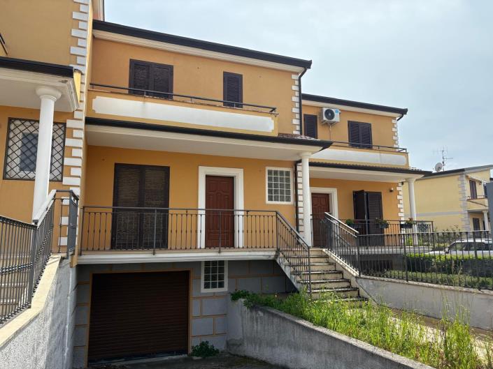 Image No.1-3 Bed Townhouse for sale